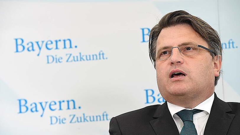 AZ-interview mit Winfried Bausback. Der 50-jährige CSU-Politiker ist seit 2013 bayerischer
Justizminister. AZ-interview mit Winfried Bausback. Der 50-jährige CSU-Politiker ist seit 2013 bayerischer
Justizminister.