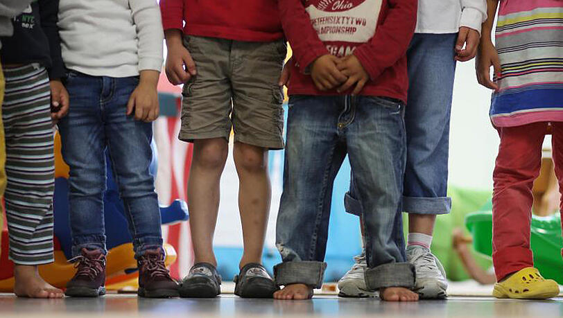 Flüchtlingskinder und Kinder einer Kita spielen gemeinsam. Flüchtlingskinder und Kinder einer Kita spielen gemeinsam.