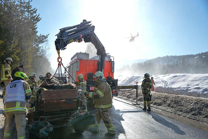 Bei einem Unfall mit einer Kutsche auf der Leutascher Straße in Reith bei Seefeld wurden vier Menschen verletzt. Die Bilder vom Unfallort.
