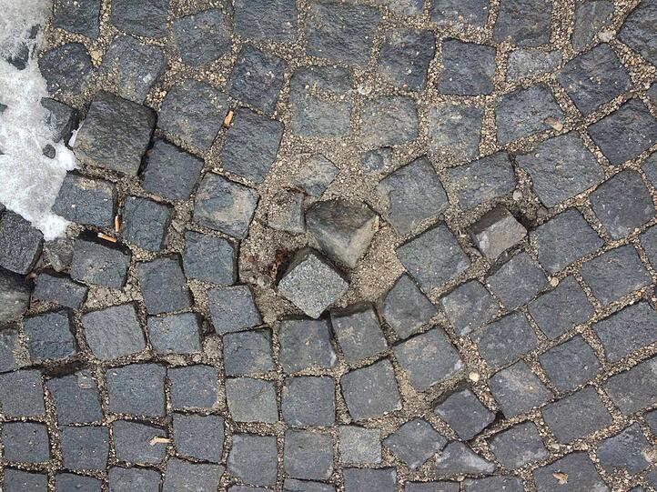 So sieht der Belag in der Thierschstraße aus. Die Stelle hat AZ-Leser Richard Haas fotografiert.