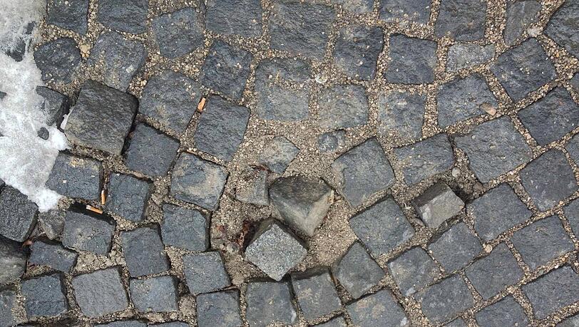 So sieht der Belag in der Thierschstraße aus. Die Stelle hat AZ-Leser Richard Haas fotografiert. So sieht der Belag in der Thierschstraße aus. Die Stelle hat AZ-Leser Richard Haas fotografiert.