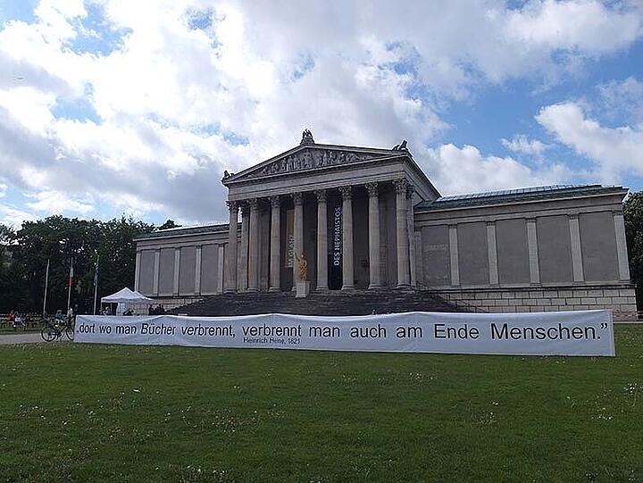 Teil der Aktion war dieses Transparent mit einem Zitat von Heinrich Heine.