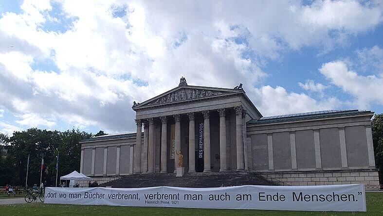 Teil der Aktion war dieses Transparent mit einem Zitat von Heinrich Heine. Teil der Aktion war dieses Transparent mit einem Zitat von Heinrich Heine.
