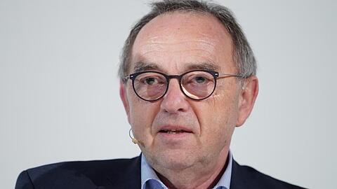 Wenn der Staat seine Neuverschuldung in Grenzen halten wolle, müsse es zumindest in einigen Bereichen höhere Einnahmen geben, sagt Norbert Walter-Borjans.