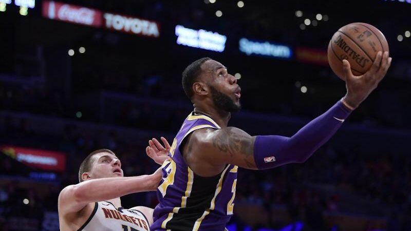 NBA-Superstar LeBron James (r) ist nun viertbester Punktesammler der NBA-Geschichte.