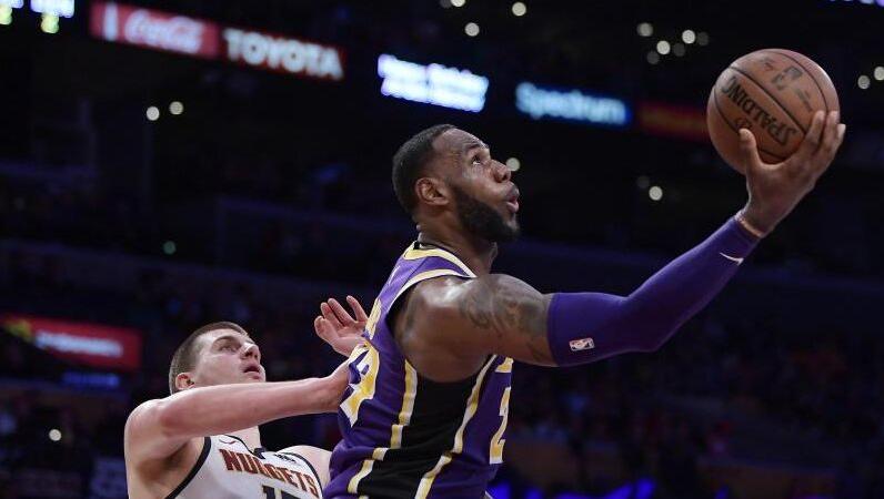 NBA-Superstar LeBron James (r) ist nun viertbester Punktesammler der NBA-Geschichte. NBA-Superstar LeBron James (r) ist nun viertbester Punktesammler der NBA-Geschichte.