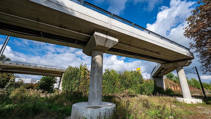 Die 900.000-Euro-Brücke für Radler und Fußgänger ist seit Jahren wegen Baumängeln gesperrt. Die 900.000-Euro-Brücke für Radler und Fußgänger ist seit Jahren wegen Baumängeln gesperrt.