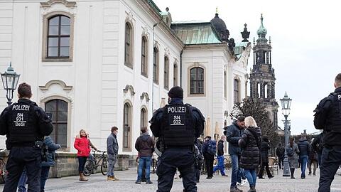 Polizisten sperren die Brühlschen Terrassen in Dresden. Trotz eines Demonstrations-Verbots rüstete sich die Polizei für einen Großeinsatz.