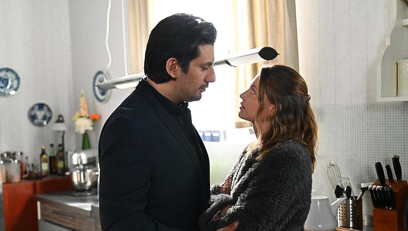 "Alles was zählt": Nathalie ärgert sich über Maximilians übergriffiges Platzhirsch-Verhalten. "Alles was zählt": Nathalie ärgert sich über Maximilians übergriffiges Platzhirsch-Verhalten.