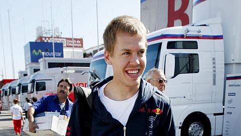 Sebastian Vettel erreicht die Boxengasse der Rennstrecke in Barcelona.