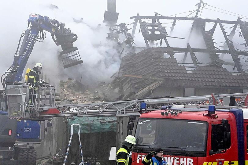 Im dichten Nebel k&auml;mpften am Mittwoch etwa 200 Einsatzkr&auml;fte von etwa 15 Feuerwehren gegen ein verheerendes Feuer auf einem Ein&ouml;dhof nahe dem Landhotel Hallnberg s&uuml;dlich von Walpertskirchen im Landkreis Erding.