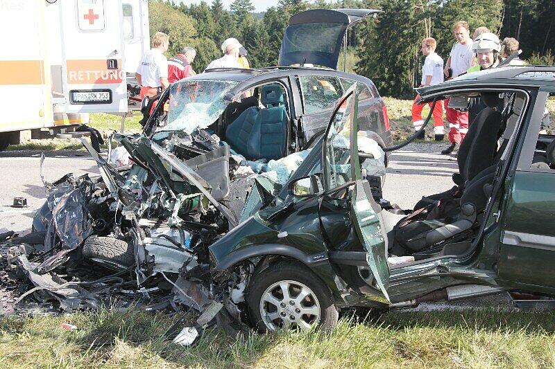 Drei Menschen tot, darunter ein 13-jähriger Junge, ein Kleinkind schwer verletzt: Zwei Autos waren bei einem Überholmanöver am Montagnachmittag frontal miteinander zusammengestoßen, wie die Polizei mitteilte. Die B20 war zunächst komplett gesperrt. Die Bilder vom schrecklichen Unfall.