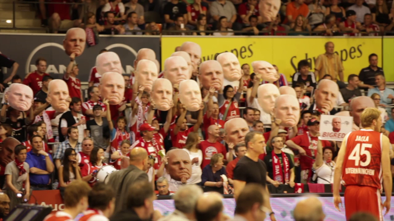 Irre Aktion beim Bayern-Basketball: Im Fanblock tauchen plötzlich große Uli-Hoeneß-Köpfe auf. Die Bilder von der Aktion.