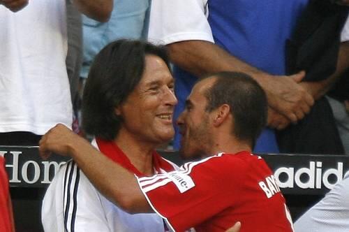 Ob Bundestrainer Joachim Löw oder Bayern-Coach Jupp Heynckes, seit Jahrzehnten schwören Fußballlehrer und Fußballer wie Mehmet Scholl (r) auf  Müller-Wohlfahrts Künste.