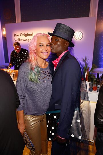 Papis Loveday herzt Natascha Ochsenknecht.