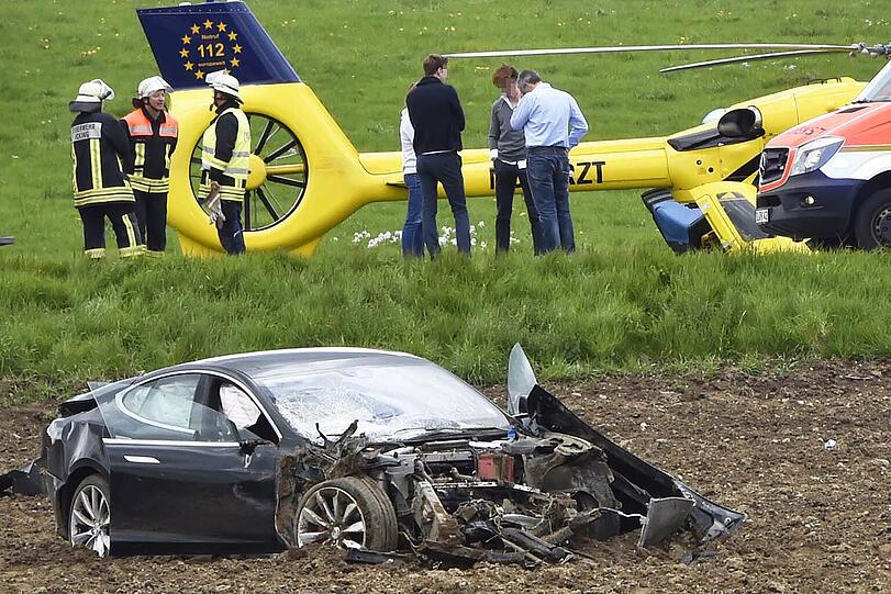 Der 100.000 Euro teure Tesla überschlug sich und blieb auf einem Acker liegen.