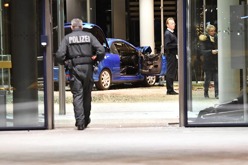 Polizisten stehen am 1. Weihnachtsfeiertag in der SPD-Zentrale in Berlin vor einem demolierten Auto. Ein Auto ist an Heiligabend in die SPD-Parteizentrale in Berlin gekracht.