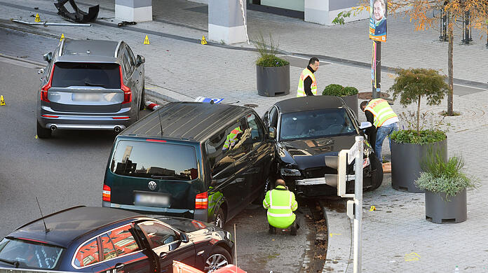 Ein Geldautomat an dieser Germeringer Bankfiliale sollte gesprengt werden: Zivile Fahrzeuge der Polizei stoppten die Täter.