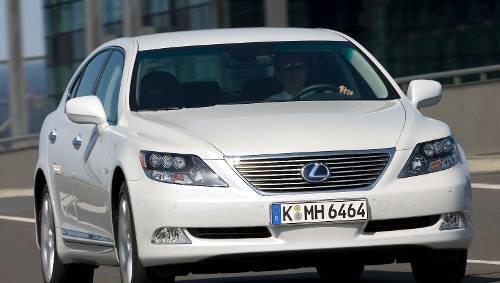 Beeindruckender Auftritt: Der Lexus Ls 600h ist das Flaggschiff der noblen Toyota-Tochter. Beeindruckender Auftritt: Der Lexus Ls 600h ist das Flaggschiff der noblen Toyota-Tochter.