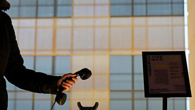 An diesem Telefon können Kirchenbesucher von Herzensangelegenheiten erzählen. An diesem Telefon können Kirchenbesucher von Herzensangelegenheiten erzählen.