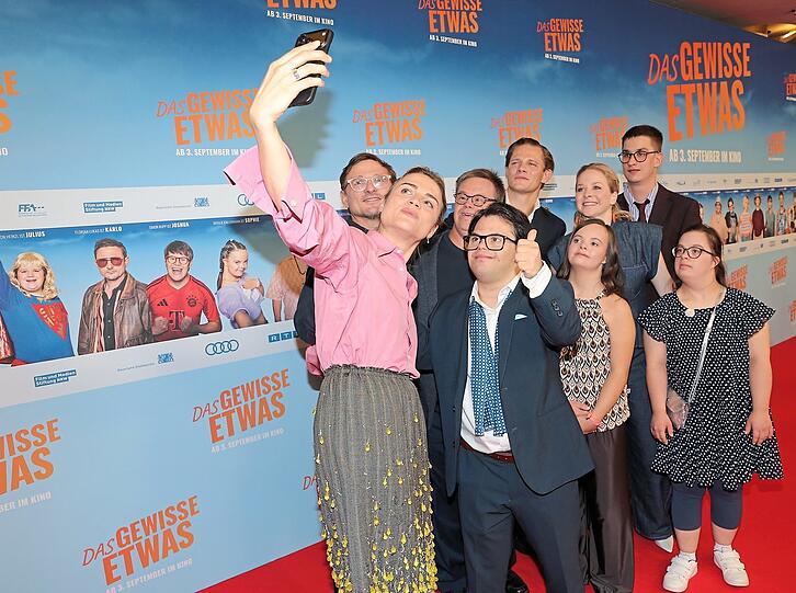 Selfie mit dem Team (v.l.): Florian Lukas, Mala Emde, Jan Bobke, Natalie Kim Lehmann, Jasmin Schwiers, Max von der Groeben, Ferdinand Kuner und Antonia Riet posieren bei der Weltpremiere von "Das gewisse Etwas" im Mathäser Filmpalast in München. Selfie mit dem Team (v.l.): Florian Lukas, Mala Emde, Jan Bobke, Natalie Kim Lehmann, Jasmin Schwiers, Max von der Groeben, Ferdinand Kuner und Antonia Riet posieren bei der Weltpremiere von "Das gewisse Etwas" im Mathäser Filmpalast in München.