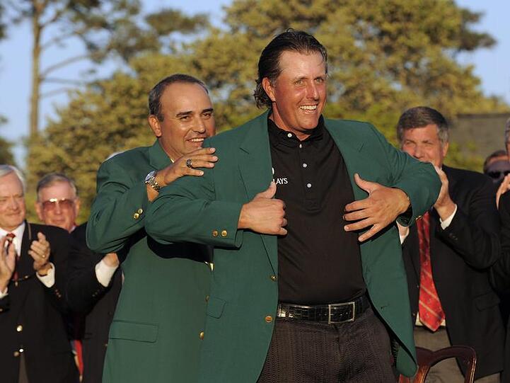 Erhielt bereits zum dritten Mal in seiner Karriere das grüne Sakko für den Masters-Titel: Der Kalifornier Phil Mickelson.
