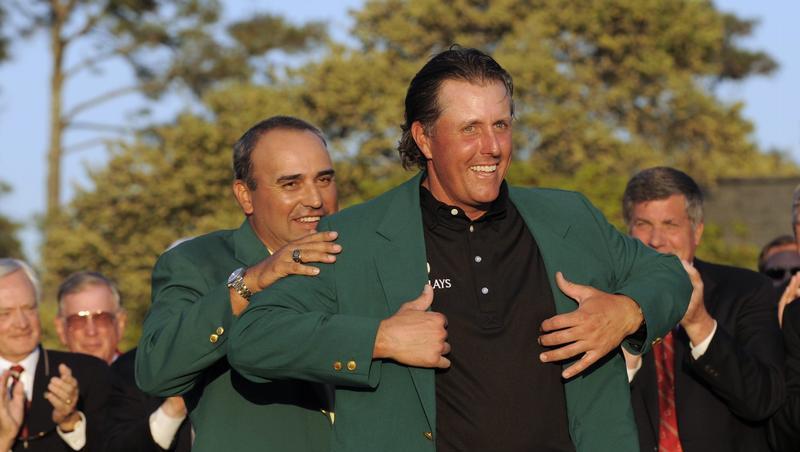 Erhielt bereits zum dritten Mal in seiner Karriere das grüne Sakko für den Masters-Titel: Der Kalifornier Phil Mickelson. Erhielt bereits zum dritten Mal in seiner Karriere das grüne Sakko für den Masters-Titel: Der Kalifornier Phil Mickelson.