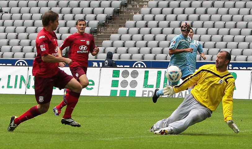 GABOR KIRALY: Bei seiner einzigen Bewährungsprobe in der 57. Minute behielt er kühlen Kopf und parierte hervorragend gegen Frankfurts Hleb. Note 3
