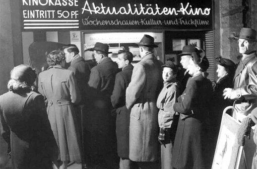 Vor dem &bdquo;Aktualitäten-Kino&ldquo; am Hauptbahnhof stehen die Menschen Schlange. Der Eintritt: 50 Pfennige.