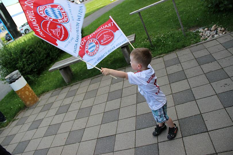 Ausnahmezustand vor Guardiolas erstem Spiel in Weiden: Die AZ war schon da und zeigt in der Bilderstrecke, was die Bayern dort erwartet.