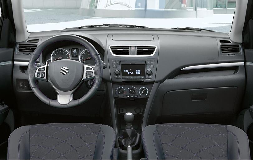 Zusätzlich zur Serienausstattung hat das Sondermodell Suzuki Swift X-TRA unter anderem eine Klimaanlage, einen Tempomat, ein Lederlenkrad und ein CD/MP3-Radio an Bord.