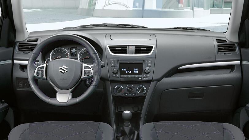 Zusätzlich zur Serienausstattung hat das Sondermodell Suzuki Swift X-TRA unter anderem eine Klimaanlage, einen Tempomat, ein Lederlenkrad und ein CD/MP3-Radio an Bord. Zusätzlich zur Serienausstattung hat das Sondermodell Suzuki Swift X-TRA unter anderem eine Klimaanlage, einen Tempomat, ein Lederlenkrad und ein CD/MP3-Radio an Bord.