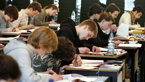 Die Schüler kennen ihre Ergebnisse dann schon vor den Ferien und können die entspannt genießen. Oder eben für die Nachprüfung lernen. Die Schüler kennen ihre Ergebnisse dann schon vor den Ferien und können die entspannt genießen. Oder eben für die Nachprüfung lernen.