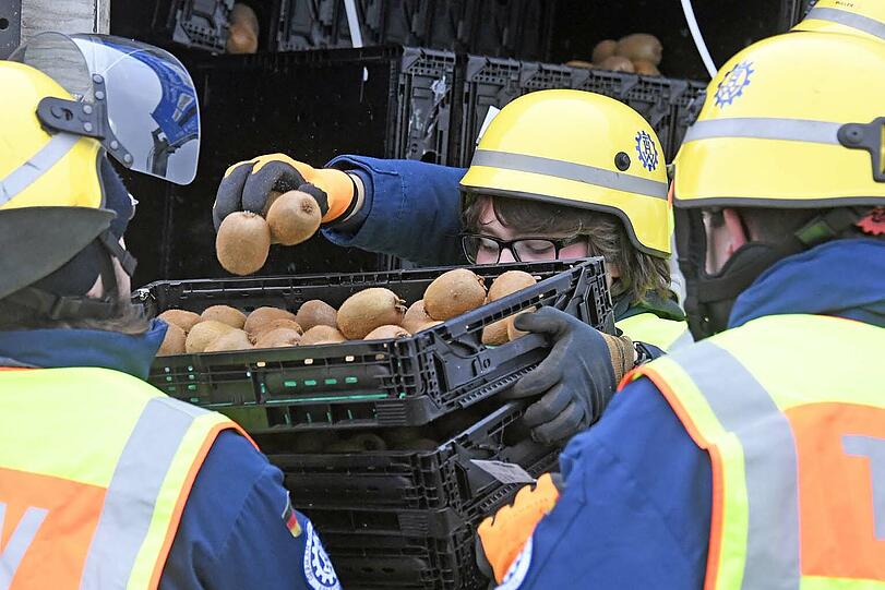 Der Lastwagen hatte tonnenweise Kiwis geladen, die vom THW für die Bergung nach draußen geschafft werden mussten.