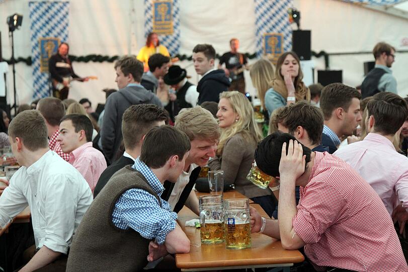 Selten ist eine Veranstaltung in Harlaching so umstritten gewesen wie das diesjährige Burschenfest. Die AZ hat sich selber ein Bild gemacht.