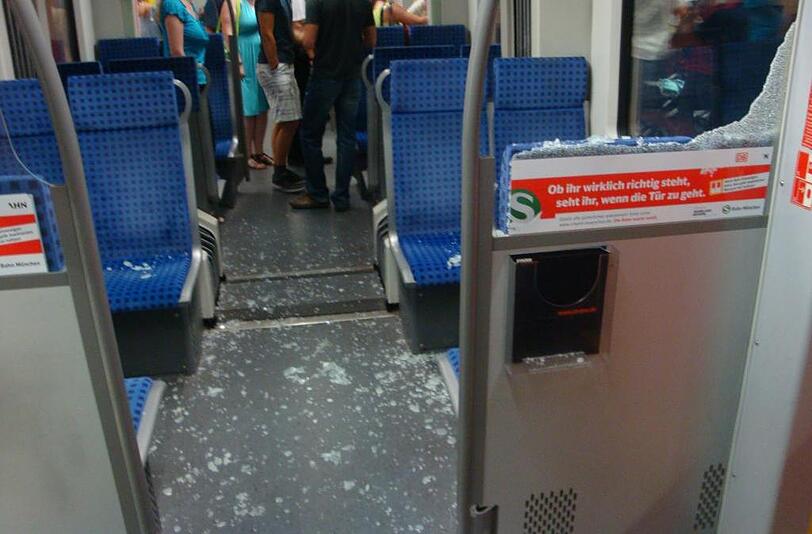 Mit der bloßen Faust schlug der Mann die Trennscheibe ein.