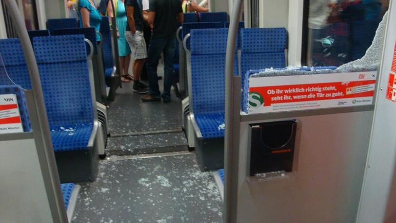 Mit der bloßen Faust schlug der Mann die Trennscheibe ein. Mit der bloßen Faust schlug der Mann die Trennscheibe ein.