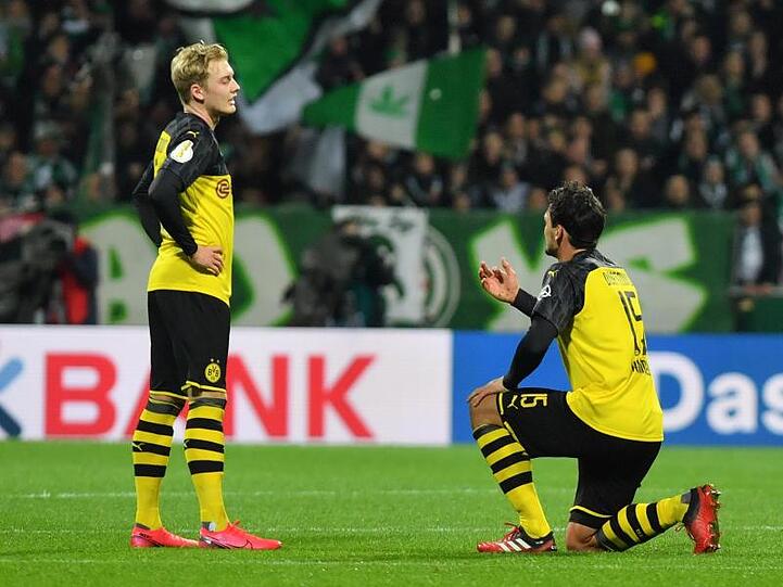 Julian Brandt (l) und Mats Hummels hadern mit der BVB-Leistung in Bremen.