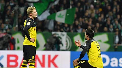 Julian Brandt (l) und Mats Hummels hadern mit der BVB-Leistung in Bremen.
