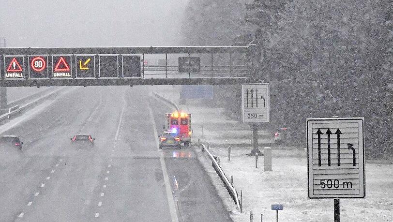 Die A8 zwischen München und Irschenberg: Schneematsch auf der Fahrbahn. Die A8 zwischen München und Irschenberg: Schneematsch auf der Fahrbahn.