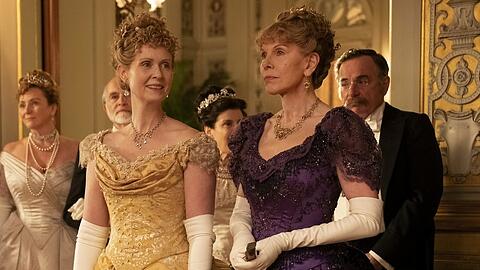 Ungleiche Schwestern: Cynthia Nixon (l.) und Christine Baranski in "The Gilded Age".