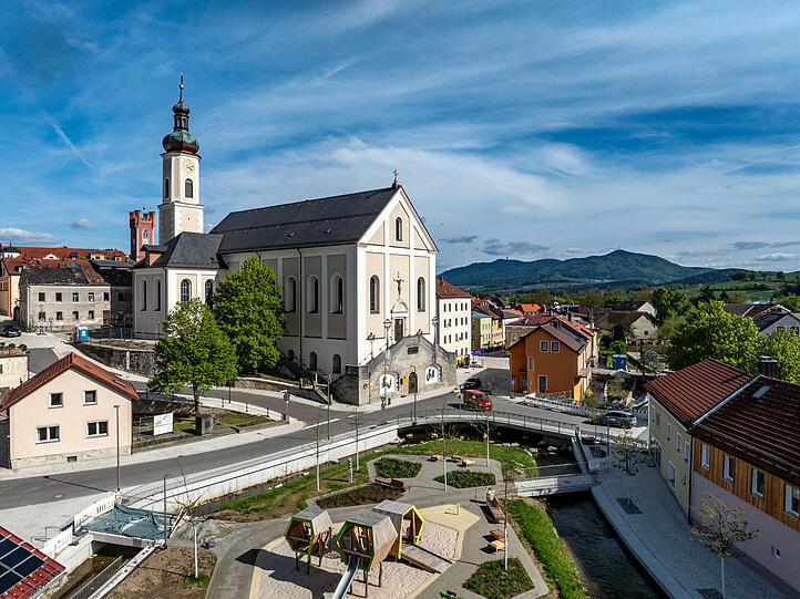Die Hofer Insel mit Hohem Bogen: Hier wurde ein Spielplatz für kleinere Kinder und ein Liegestuhl-Park für Erwachsene auf dem Areal einer ehemaligen Brauerei angelegt.