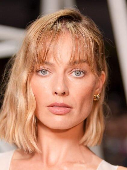 Erst auf den zweiten Blick zu erkennen: Margot Robbie bei der Pariser Fashion Week.