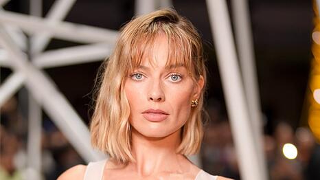 Erst auf den zweiten Blick zu erkennen: Margot Robbie bei der Pariser Fashion Week.