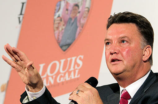 BUCH: Bei der Präsentation seines Buchs &bdquo;Louis van Gaal. Biographie & Vision&ldquo; strahlt van Gaal weiter Selbstsicherheit aus. Nur Dortmund sei außer Reichweite. Aber wenn seine Mannschaft erst einmal die Langzeitausfälle wie den von Arjen Robben und die WM-Folgen verkraftet habe, werde es wieder besser. Beim Buch-Auftritt hat er auch einen Rat für seinen Präsidenten Uli Hoeneß parat. &bdquo;Für Sie ist es auch wichtig, das zu lesen. Viel Spaß!&ldquo;, sagt er &ndash; und überreicht Hoeneß ein Exemplar.