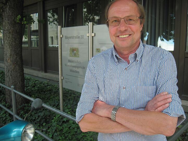 Darf sich als Sieger fühlen: Professor Walter Danninger vor dem Verwaltungsgericht.
