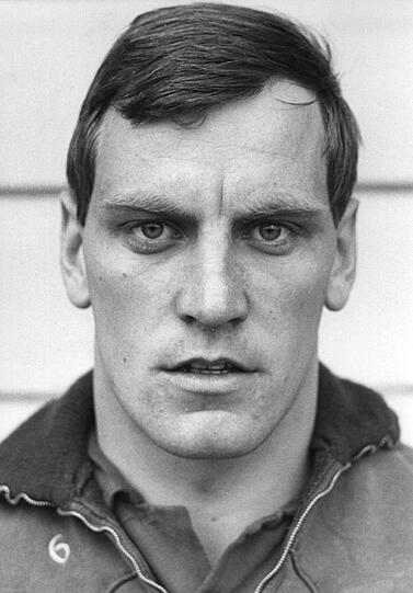 ... Franz &bdquo;Bulle&ldquo; Roth:
"Ich habe mir früher im Training Schienbeinschützer angezogen, weil ich wusste: Wenn der &ldquo;Bulle&bdquo; Roth sauer auf mich ist, dann fegt der mich auf die Aschenbahn. Das Training war für mich Überlebenskampf."