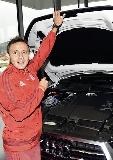 Der Fachmann Rafinha nimmt den Motorraum unter die Lupe.