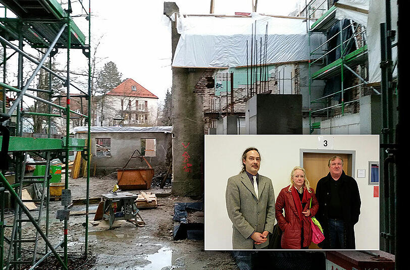 Vom Kutscherhaus (r.) steht fast nichts mehr. Hier werden drei Stadthäuser entstehen. Kleines Foto: Erfolglos vor dem Verwaltungsgericht: Eva K. mit ihrem Anwalt Wolfram Geyer (l.) und Martin Schreck vom Denkmalnetz.