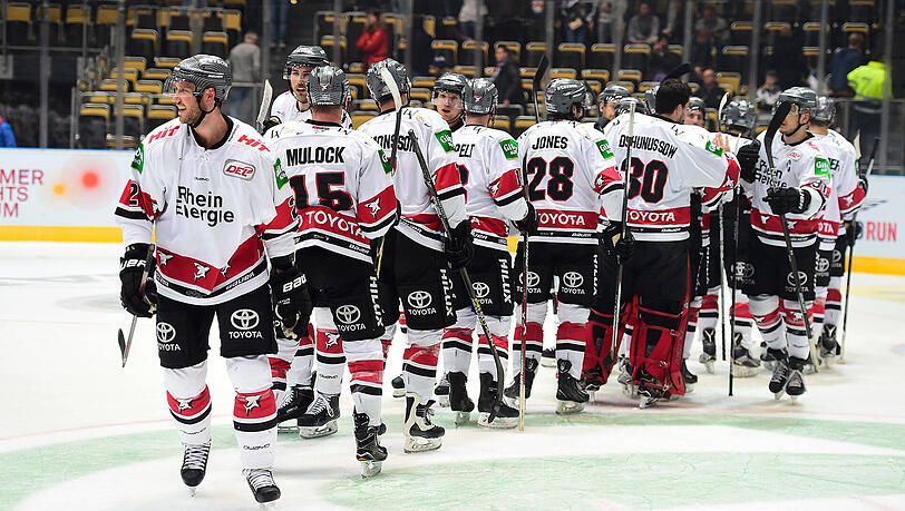 Schlussjubel am Ende: Die Kölner Haie gewannen gegen den EHC mit 2:1. Schlussjubel am Ende: Die Kölner Haie gewannen gegen den EHC mit 2:1.
